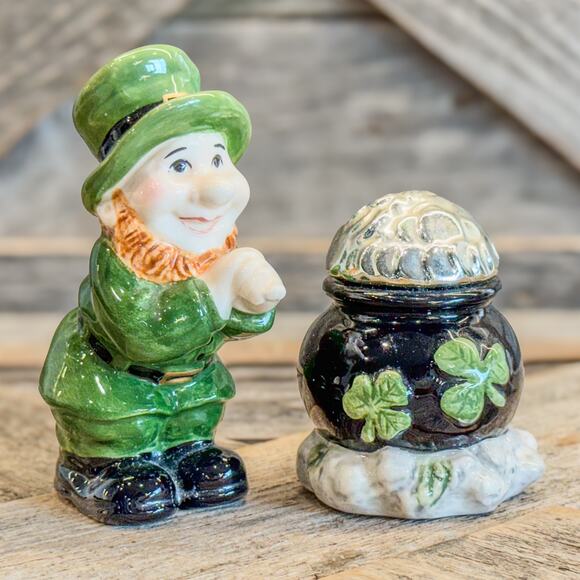Appletree Designs Leprechaun w Pot of Gold/Silver Salt and Pepper Shaker Set - Picture 8 of 8